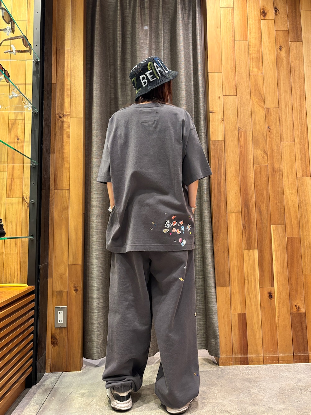 ブラック系のTシャツ/カットソー、ブラック系のスウェットパンツ、ブラック系の帽子を着用したレディースの冬コーディネートの3枚目の写真