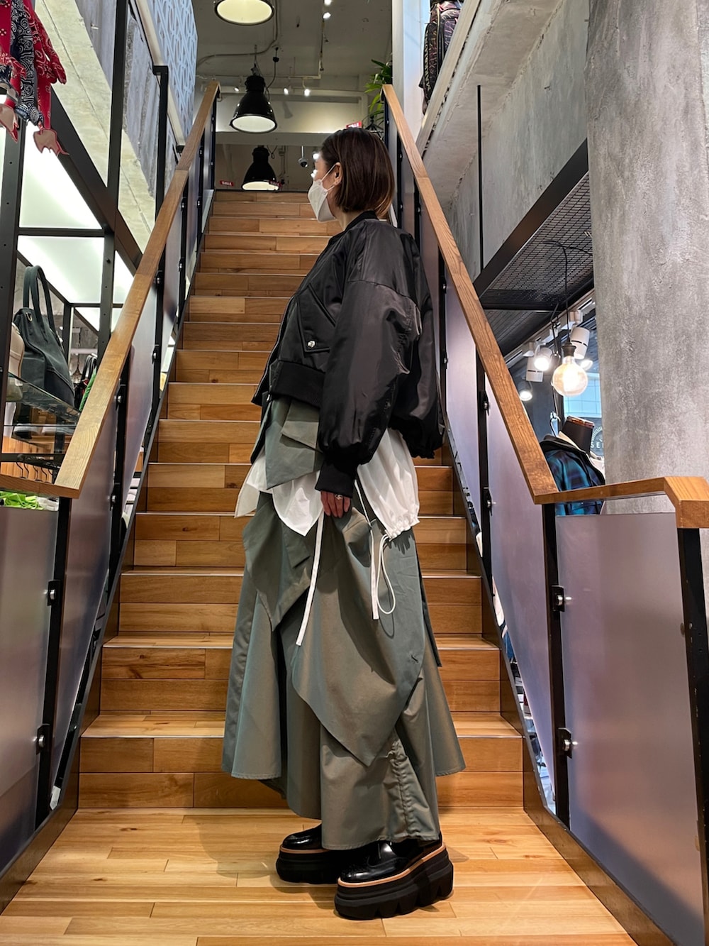 「休日スタイル、大人コーデ、春コーデ、お出かけコーデ、MA-1、レイヤードスタイル、シャツスタイル、ワンピース、カーキ、UN3D.、ROYAL FLASH、オトナカジュアル」｜「UN3D.のUN3D./アンスリード/BACK DRAWSTRING MA-1（MA-1、ブラック系）」を使った、kazuyoさん（レディース・165cm）の冬コーディネートの2枚目の写真