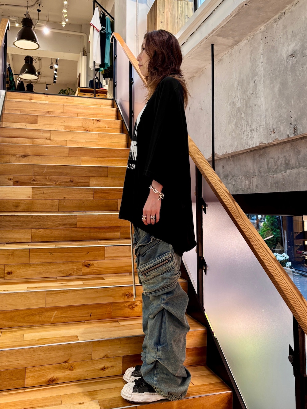 「レイヤードスタイル、カーゴパンツ、デニムパンツ、ワイドデニム、オーバーサイズ、ユニセックス、メンズライク、a.f artefact、モードストリート、ROYAL FLASH、高身長女子、スポーツミックス、ストリート、グラフィックＴ、大人カジュアル」｜「ROYAL FLASHのA.F ARTEFACT/エーエフ・アーティファクト/Type A Dolman Tee（Tシャツ/カットソー、ブラック系）」を使った、kazuyoさん（レディース・165cm）の夏コーディネートの2枚目の写真
