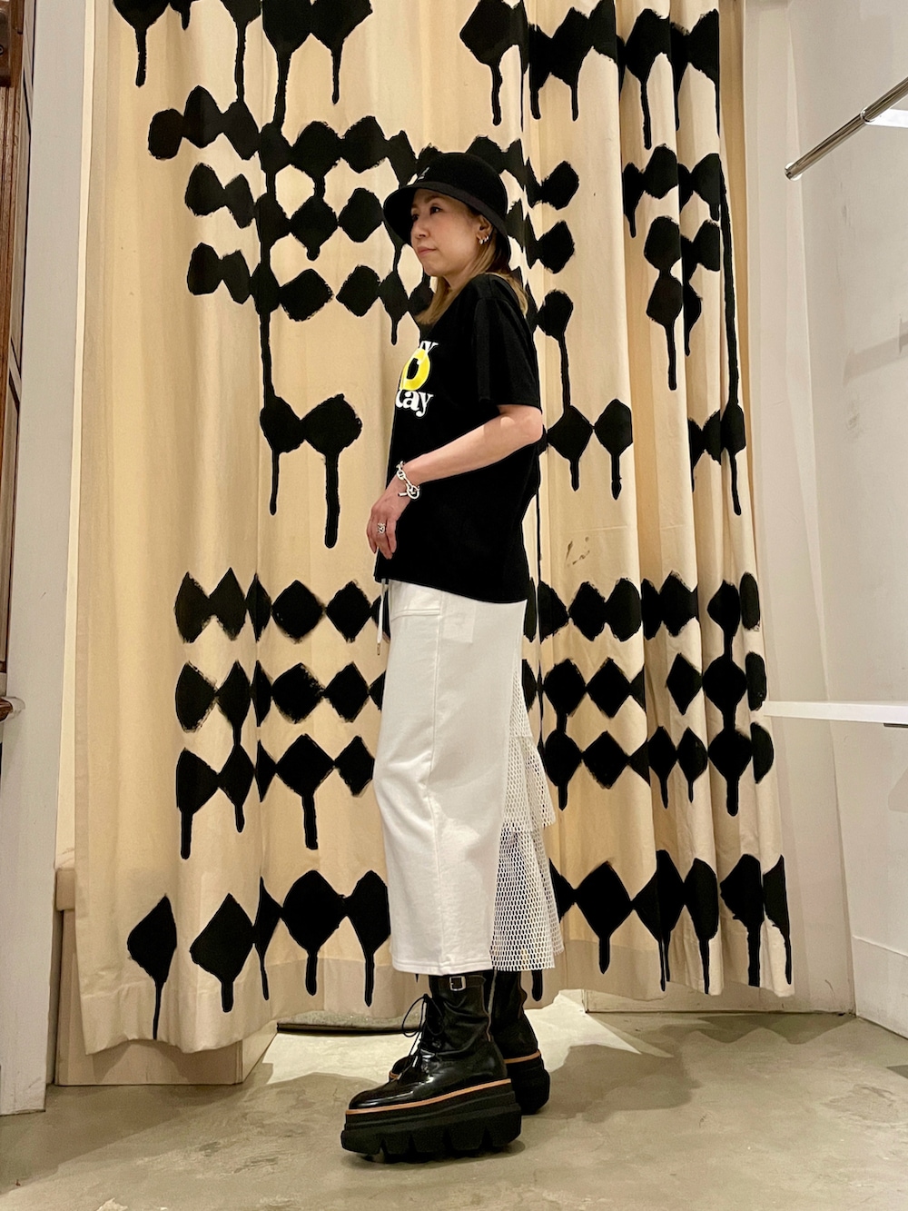 ブラック系のTシャツ/カットソー、ホワイト系のスカートを着用したレディースの夏コーディネートの2枚目の写真
