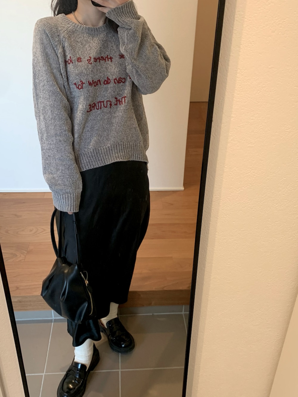 「真冬のあったかスタイル、大人コーデ、韓国ファッション、オトナ女子、ニットコーデ、サテンスカート、プチプラ、ローファー、オトナカワイイ、スポーツミックス、ダウンジャケット」｜「LAKOLEの刺繍ロゴモールニットプルオーバー / 203749（ニット/セーター、グレー系）」を使った、yuan .さん（レディース・155cm）の冬コーディネートの2枚目の写真