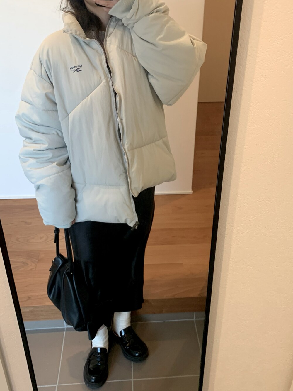 「真冬のあったかスタイル、大人コーデ、韓国ファッション、オトナ女子、ニットコーデ、サテンスカート、プチプラ、ローファー、オトナカワイイ、スポーツミックス、ダウンジャケット」｜「LAKOLEの刺繍ロゴモールニットプルオーバー / 203749（ニット/セーター、グレー系）」を使った、yuan .さん（レディース・155cm）の冬コーディネートの3枚目の写真