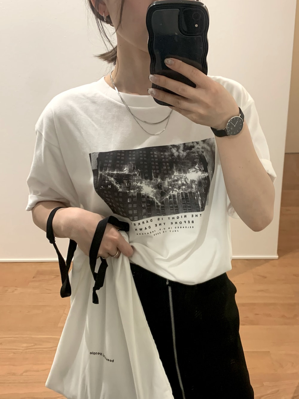 ホワイト系のTシャツ/カットソー、ブラック系のスカート、ブラック系のサンダルを着用したレディースの夏コーディネートの2枚目の写真