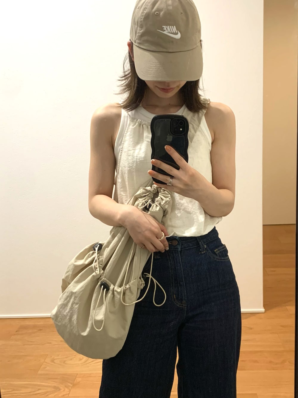 ホワイト系のシャツ/ブラウス、ホワイト系のタンクトップ、ホワイト系のショルダーバッグを着用したレディースの夏コーディネートの2枚目の写真