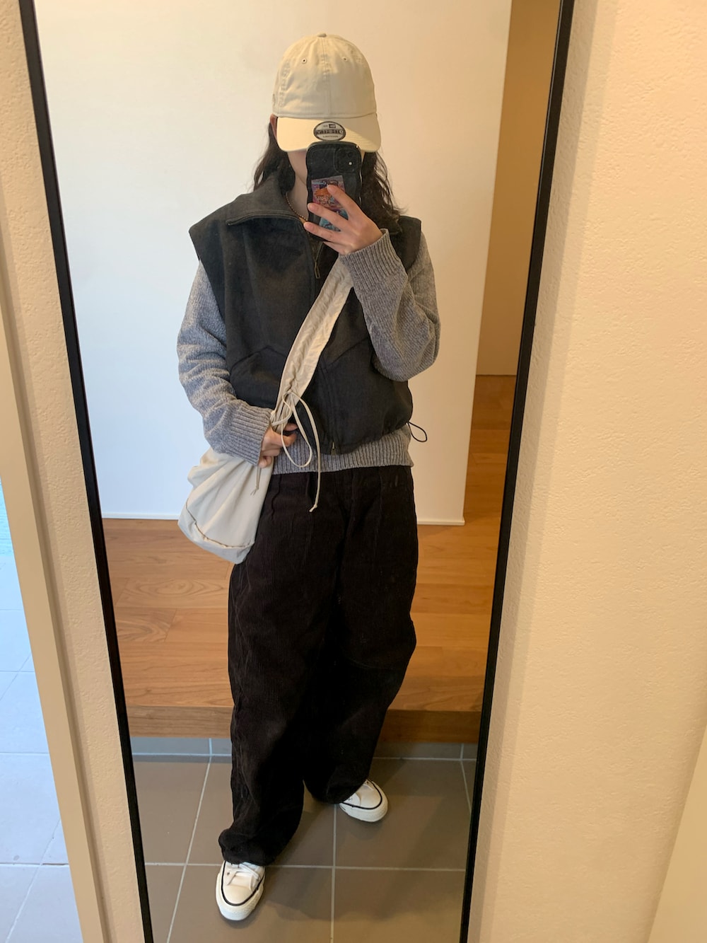 「カジュアルスタイル、メンズライク、秋冬コーデ、シンプル、ゆるコーデ、パンツコーデ、ベスト、コーデュロイ、converse、コンバース、キャップ」｜「NEW ERAの【別注】＜NEW ERA＞ハンドウォッシュ コットンキャップ2（キャップ、ホワイト系）」を使った、yuan .さん（レディース・155cm）の冬コーディネートの2枚目の写真