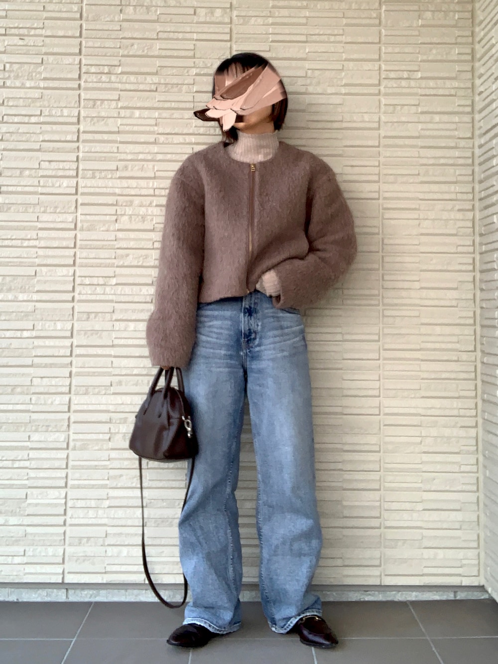 ブラウン系のジャケット/アウター、ベージュ系のその他トップス、ブラック系のキャミソールを着用したレディースの秋コーディネートの2枚目の写真