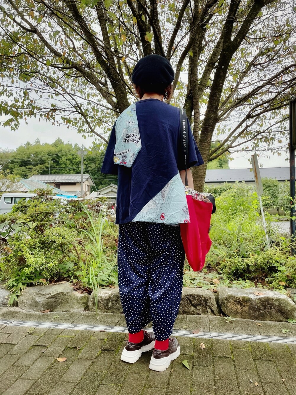 ブルー系のTシャツ/カットソー、レッド系のショルダーバッグ、ブルー系のその他パンツを着用したレディースの秋コーディネートの4枚目の写真