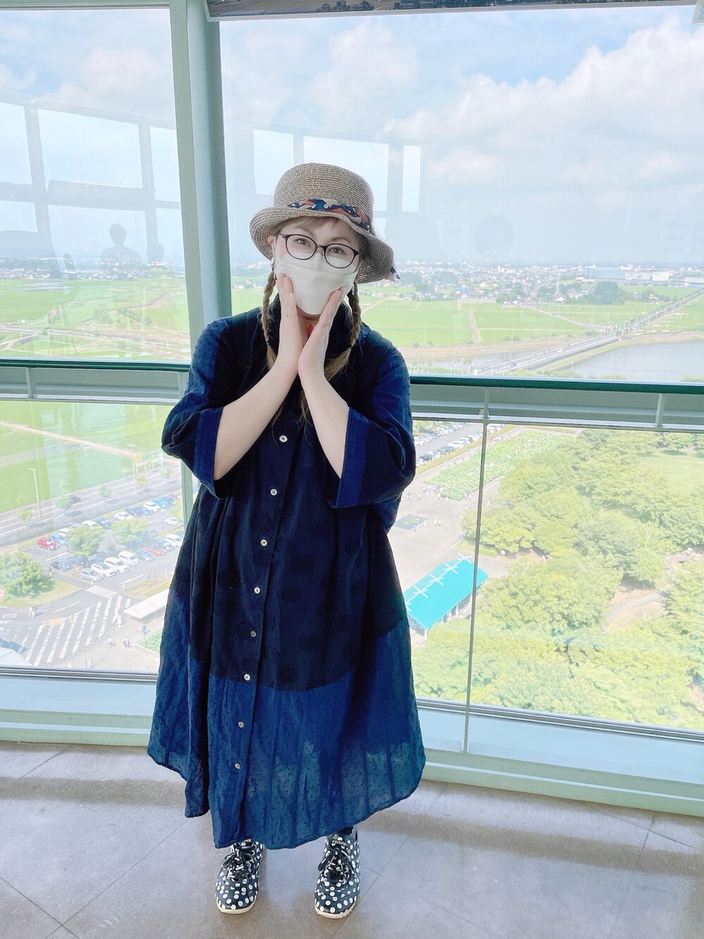 ブラック系のワンピース、ブラック系のスニーカー、その他のTシャツ/カットソーを着用したレディースの夏コーディネートの2枚目の写真