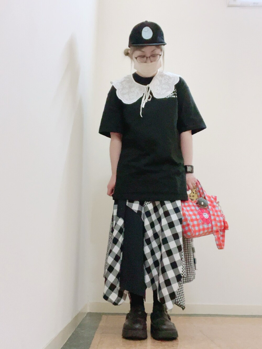 ブラック系のTシャツ/カットソー、ブルー系のショルダーバッグ、ブラック系のスカートを着用したレディースの夏コーディネートの2枚目の写真