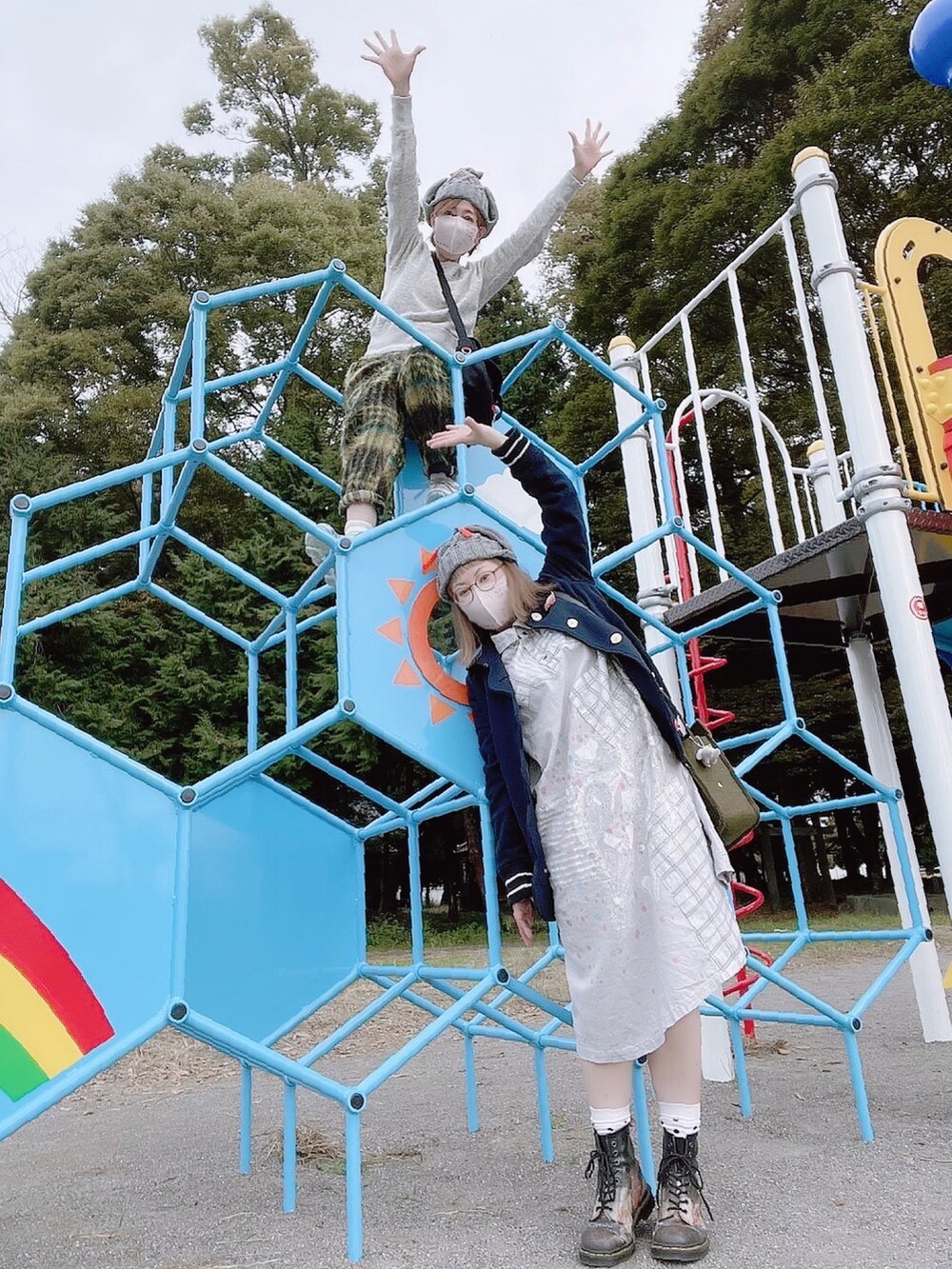 グレー系のワンピース、ブラック系のブーツ、グレー系のニットキャップ/ビーニーを着用したレディースの秋コーディネートの4枚目の写真