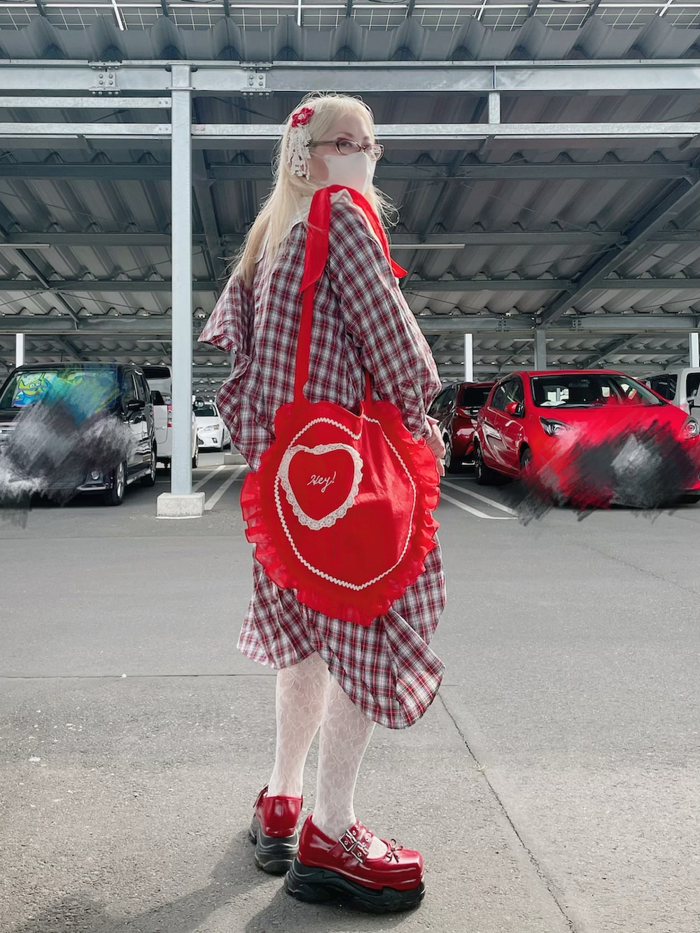 レッド系のショルダーバッグ、レッド系のスニーカー、レッド系のワンピース/ドレスを着用したレディースの春コーディネートの2枚目の写真