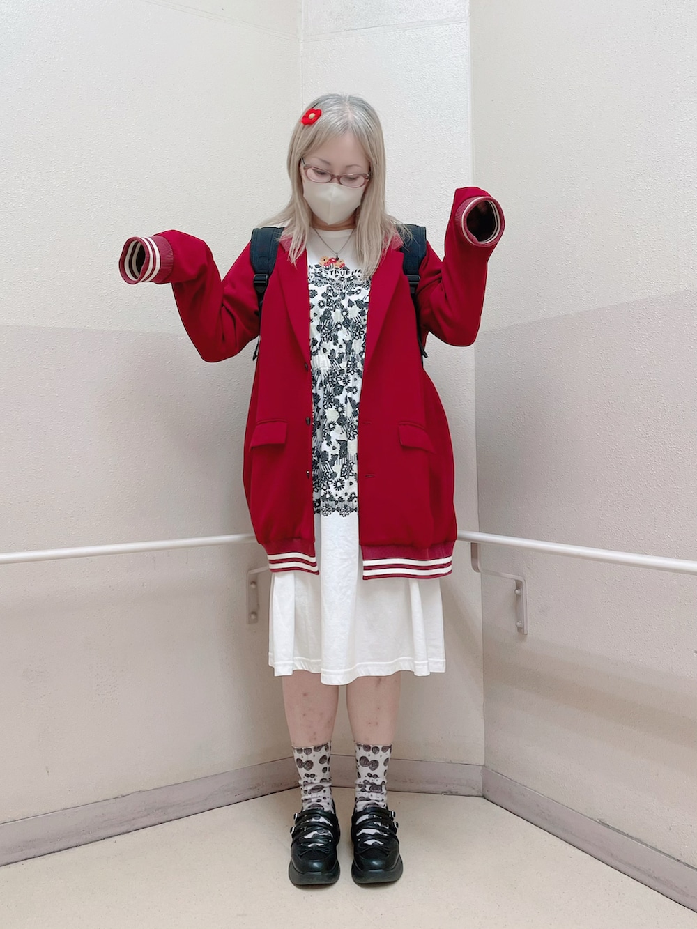 ホワイト系のワンピース、レッド系のスタジャン、ブラック系のシューズを着用したレディースの秋コーディネートの2枚目の写真