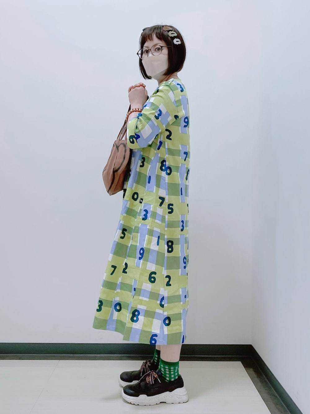 「ぱっちんピン、チェックワンピース、若草色、グリーン、Aラインワンピース、リネン、五分袖、トートバッグ、ボリス、シアーソックス、ハンドメイド、SOU・SOU、3coins、FRAPBOIS、春夏コーデ」｜「あいちゃんmadeのアイテム（ヘアアクセサリー、ブルー系）」を使った、だるさん（レディース・152cm）の春コーディネートの2枚目の写真