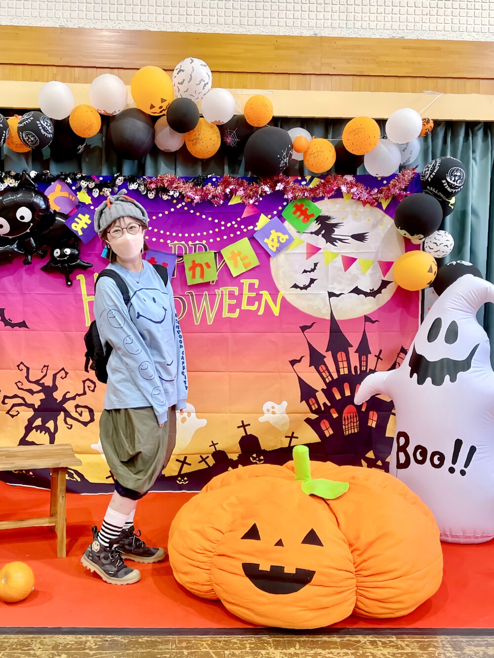 ブラック系のバックパック/リュック、ブルー系のトップス、グリーン系のパンツを着用したレディースの秋コーディネートの2枚目の写真