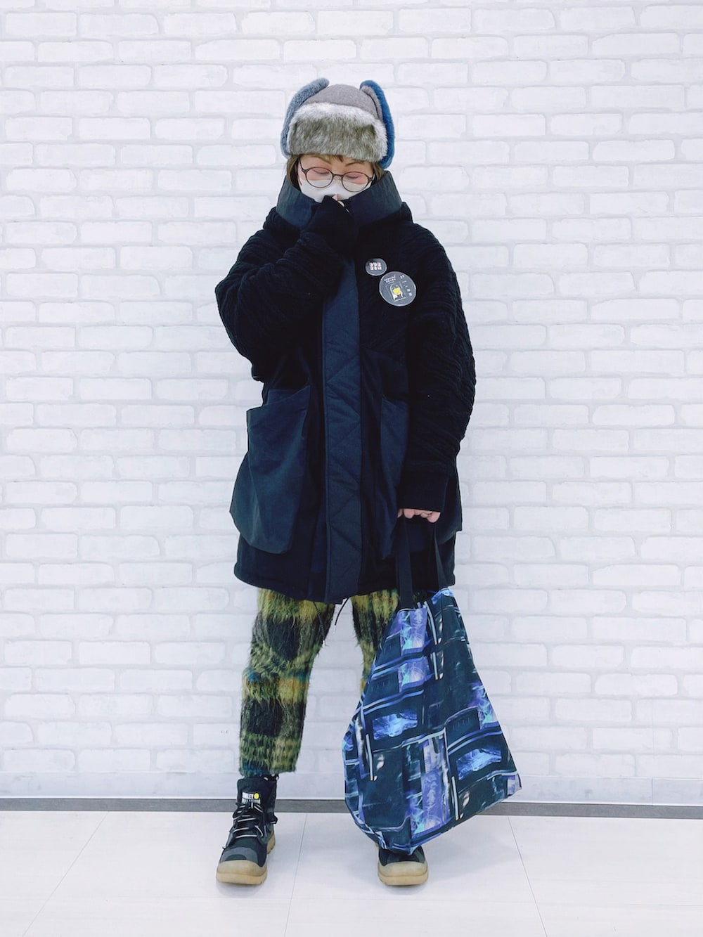 ブラック系のブルゾン、ブラック系のスウェット、グリーン系のその他パンツを着用したレディースの冬コーディネートの2枚目の写真