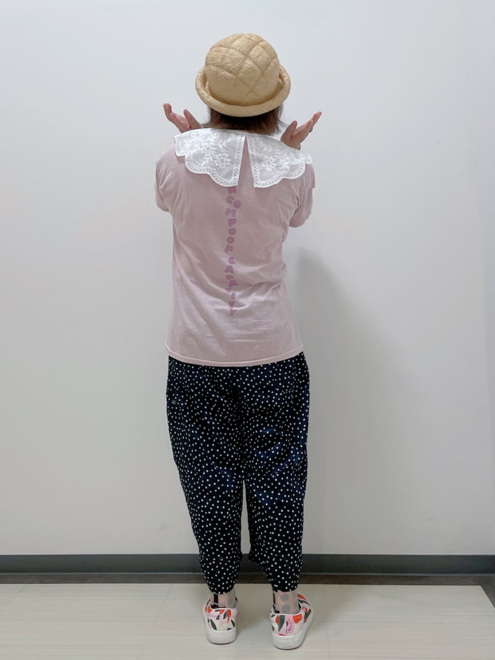 グリーン系のTシャツ/カットソー、ピンク系のTシャツ/カットソー、ブルー系のその他パンツを着用したレディースの秋コーディネートの2枚目の写真