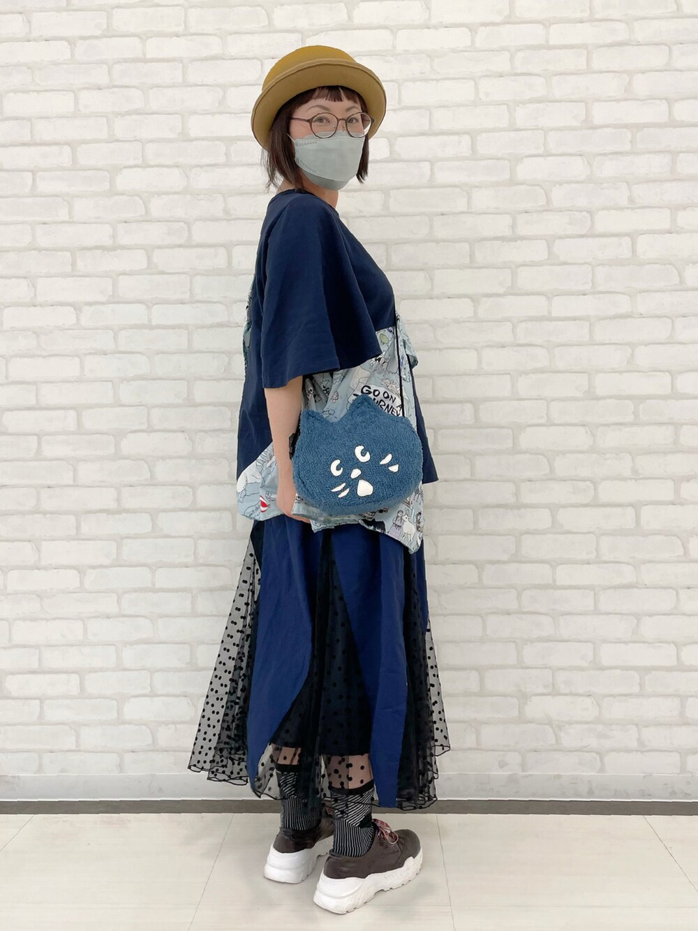 ブルー系のTシャツ/カットソー、ブルー系のショルダーバッグ、ブルー系のスカートを着用したレディースの夏コーディネートの3枚目の写真