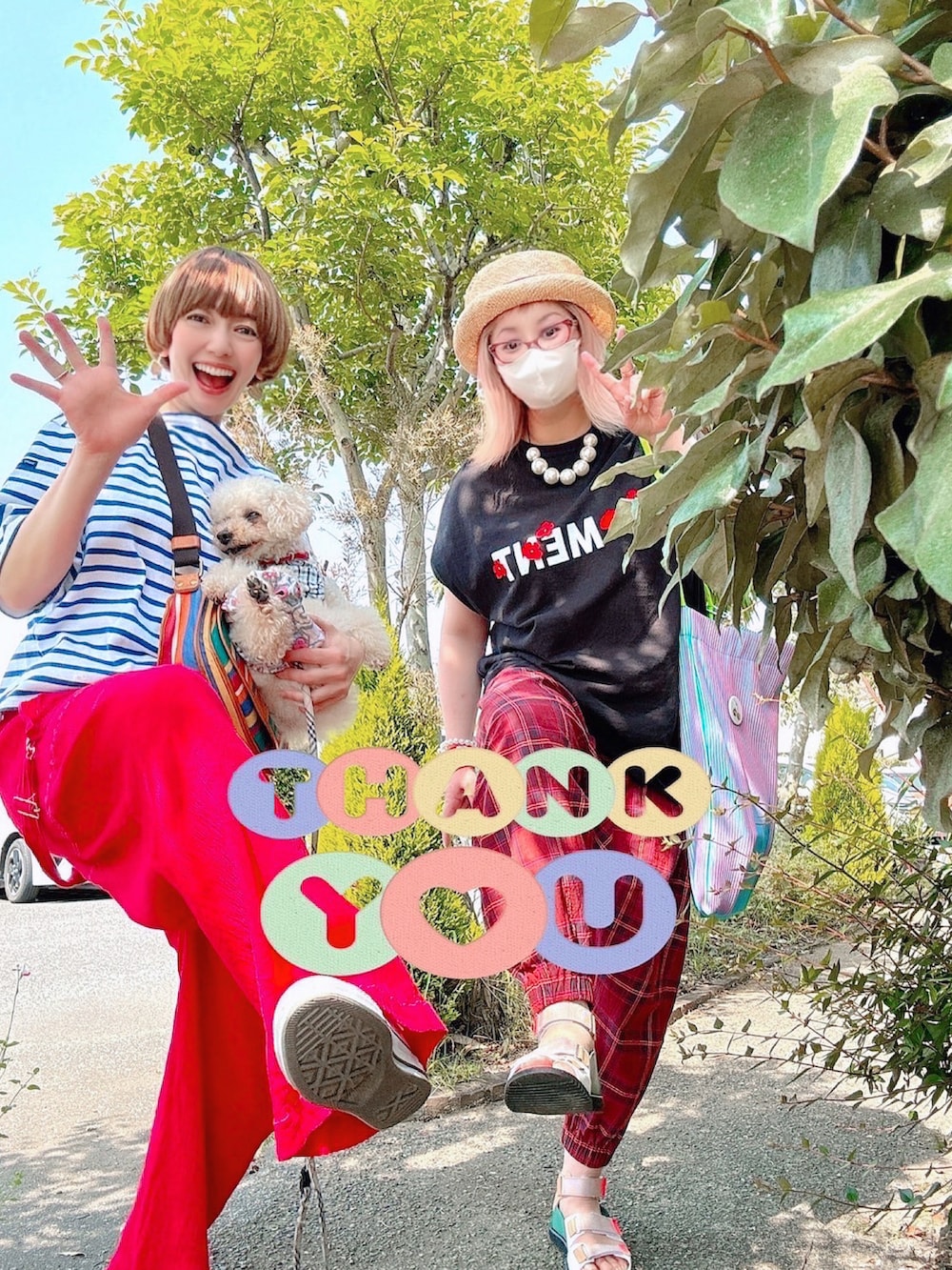 ブラック系のTシャツ/カットソー、ブルー系のトートバッグ、レッド系のその他パンツを着用したレディースの春コーディネートの4枚目の写真