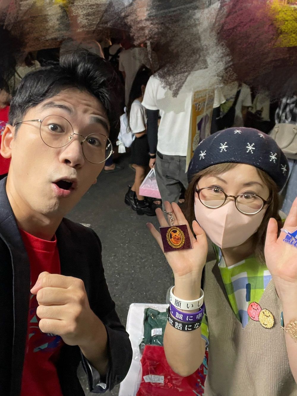 ベージュ系のベスト、グリーン系のトートバッグ、グリーン系のワンピース/ドレスを着用したレディースの秋コーディネートの4枚目の写真