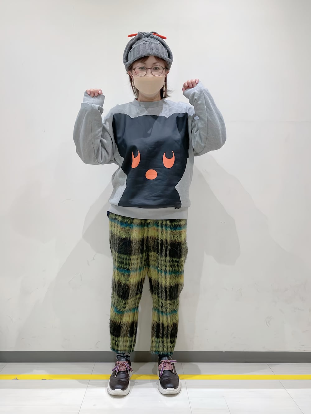 グレー系のスウェット、グリーン系のその他パンツ、ブラウン系のスニーカーを着用したレディースの冬コーディネートの2枚目の写真