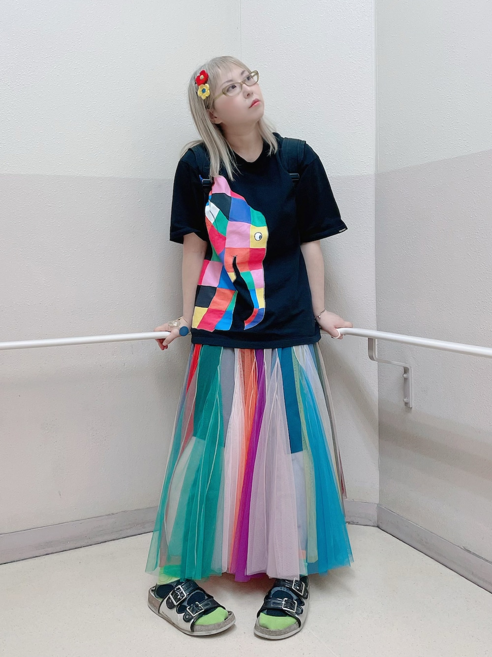 その他のスカート、ブラック系のTシャツ/カットソー、ブラック系のサンダルを着用したレディースの秋コーディネートの2枚目の写真