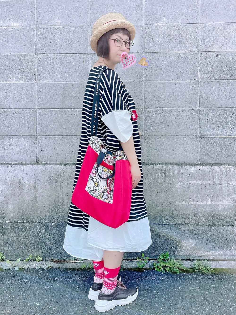 ホワイト系のワンピース、レッド系のショルダーバッグ、ブラウン系のスニーカーを着用したレディースの秋コーディネートの2枚目の写真