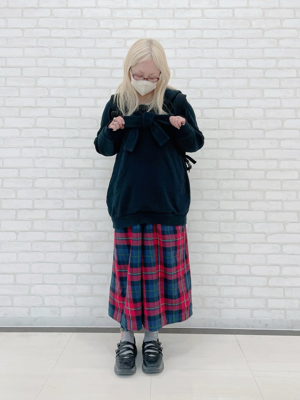 ブラック系のバックパック/リュック、レッド系のその他パンツ、ブラック系のスウェットを着用したレディースの春コーディネートの2枚目の写真