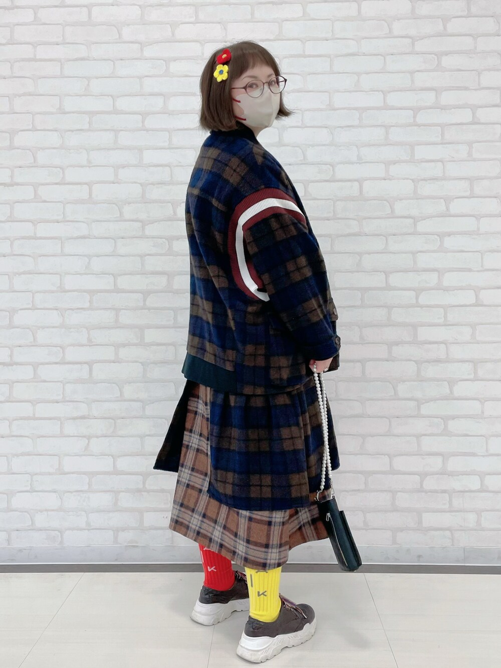 ブラウン系のブルゾン、ブラック系のTシャツ/カットソー、ブラック系のショルダーバッグを着用したレディースの秋コーディネートの2枚目の写真