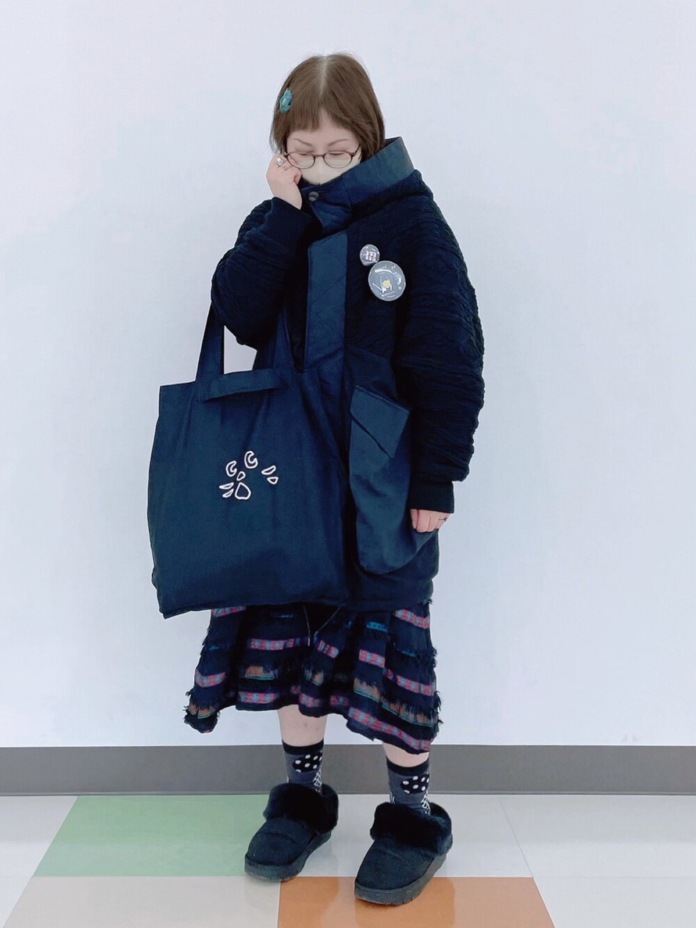 ブラック系のブルゾン、ブラック系のエコバッグ/サブバッグ、ブラック系のワンピースを着用したレディースの秋コーディネートの2枚目の写真