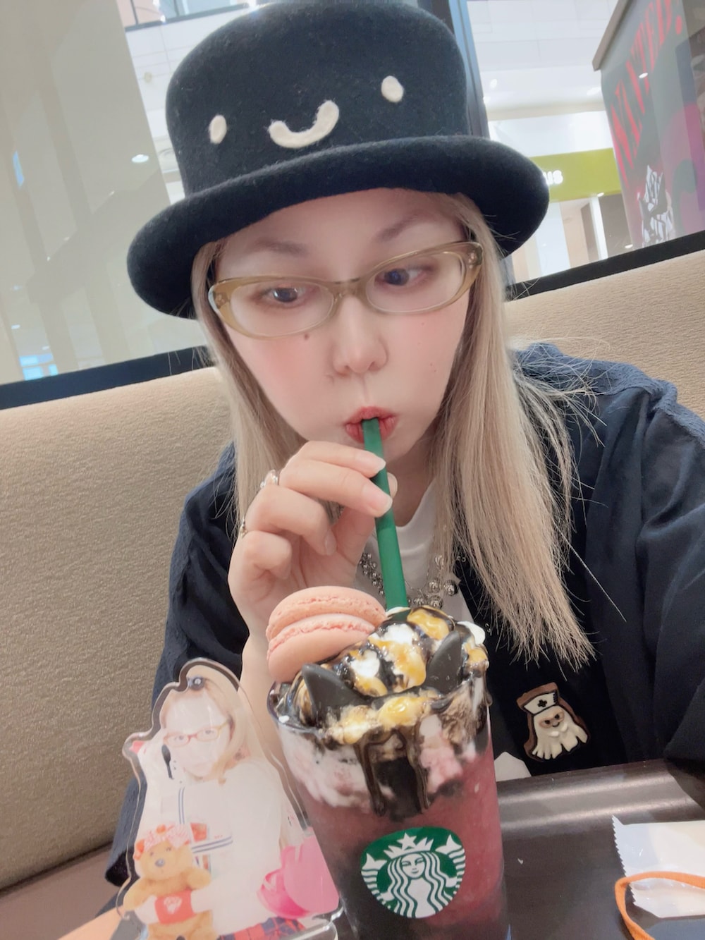 グレー系のシャツ/ブラウス、ブラック系のその他パンツ、ホワイト系のトップスを着用したレディースの秋コーディネートの3枚目の写真