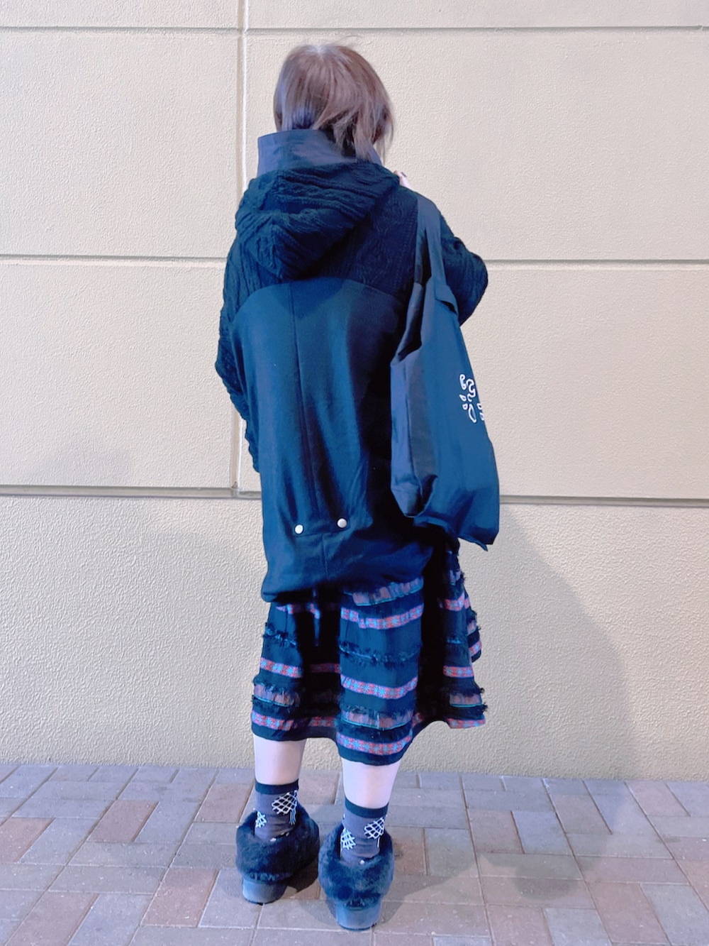 ブラック系のブルゾン、ブラック系のエコバッグ/サブバッグ、ブラック系のワンピースを着用したレディースの秋コーディネートの3枚目の写真