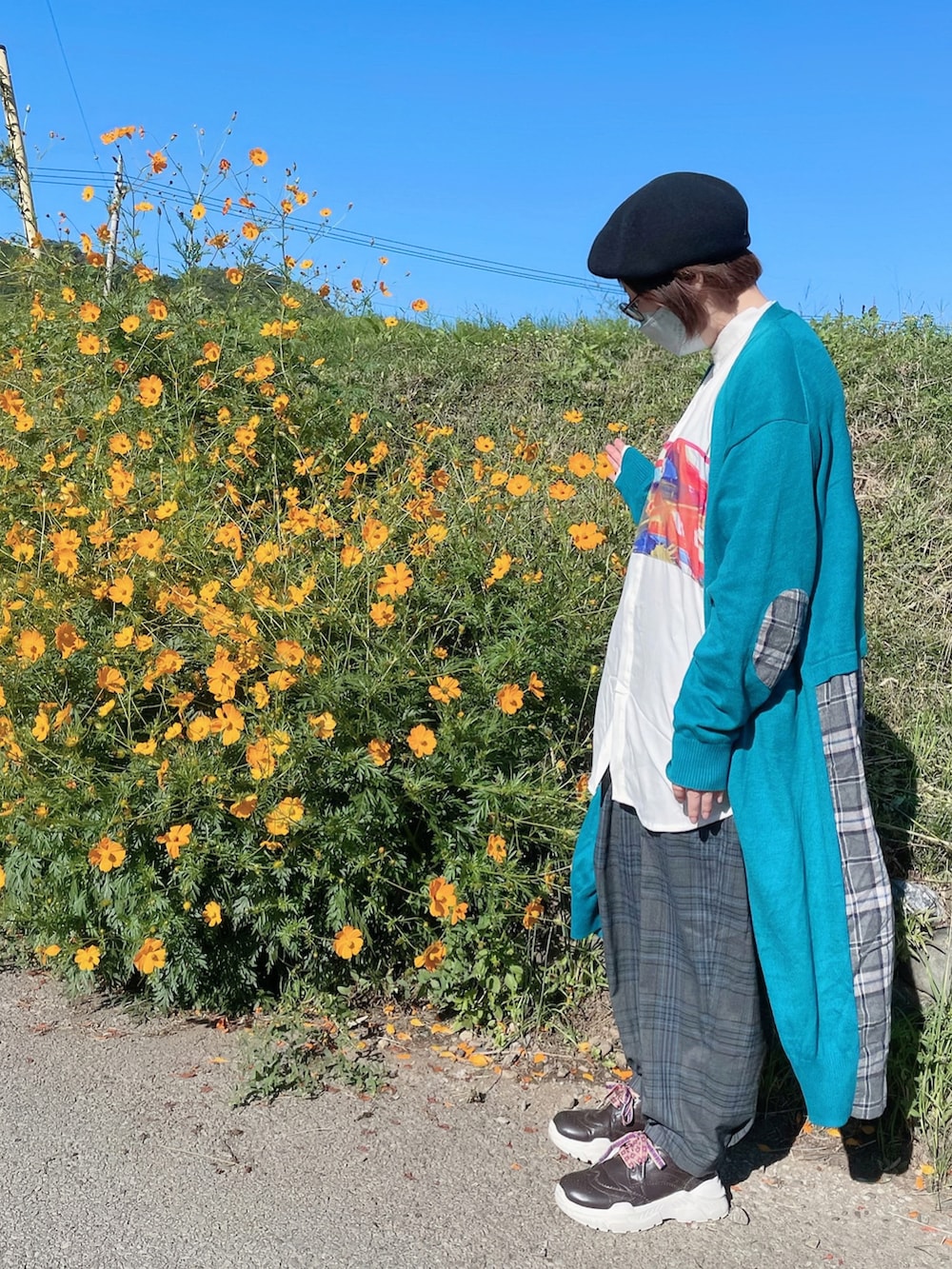 ホワイト系のシャツ/ブラウス、その他のシャツ/ブラウス、ブルー系のカーディガン/ボレロを着用したレディースの秋コーディネートの2枚目の写真