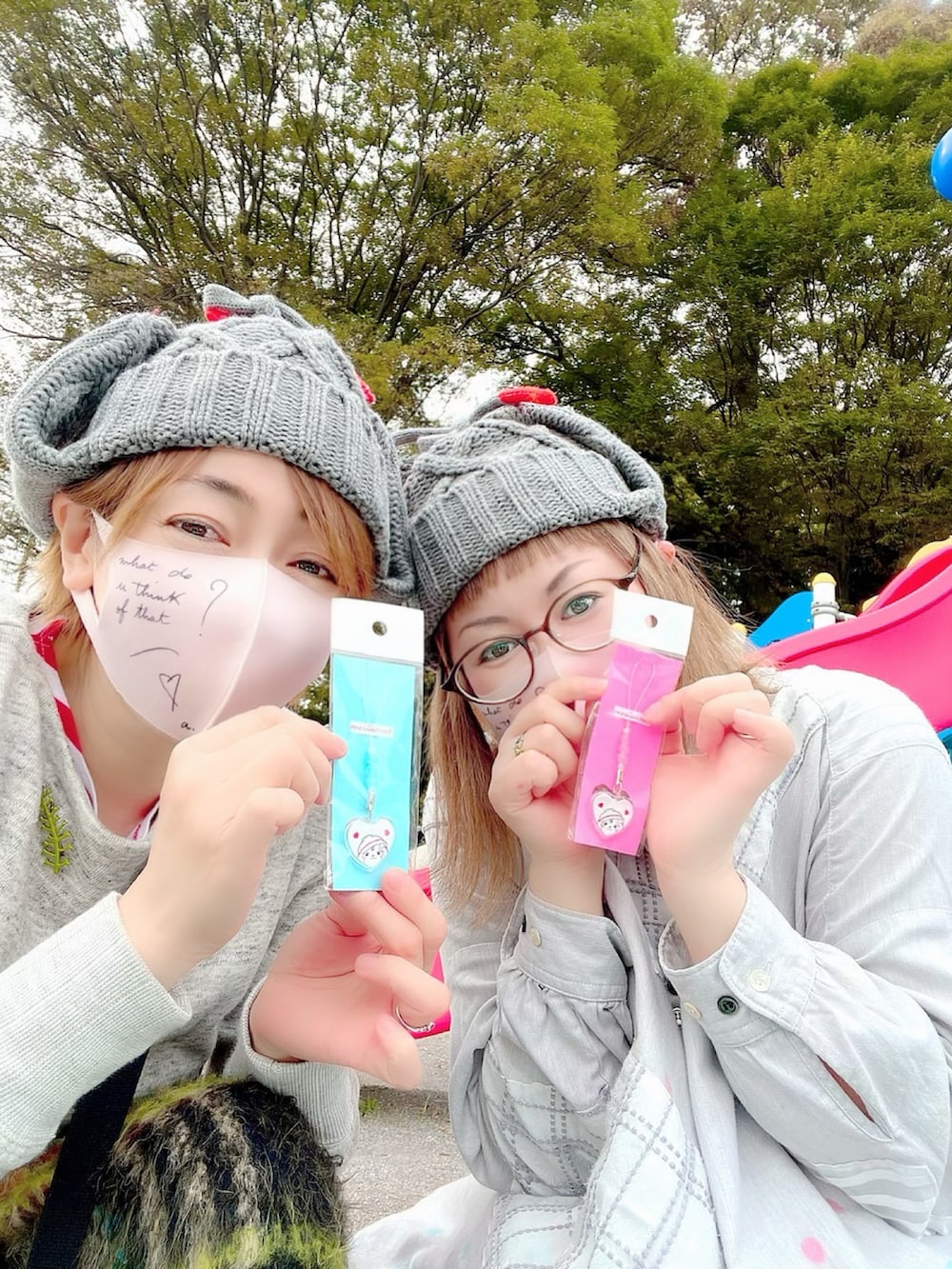 グレー系のワンピース、ブラック系のブーツ、グレー系のニットキャップ/ビーニーを着用したレディースの秋コーディネートの3枚目の写真