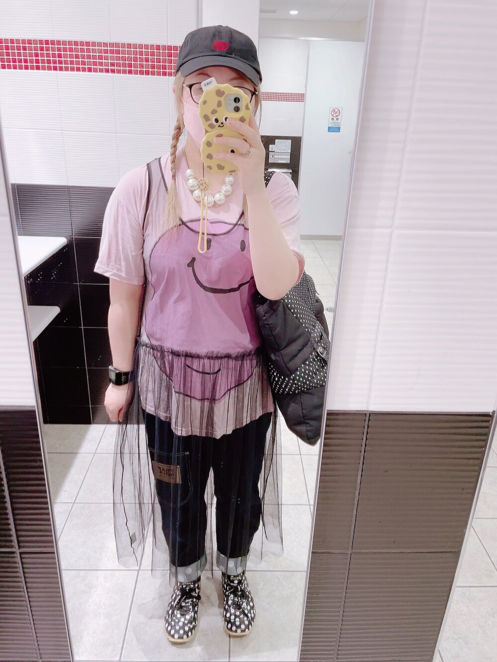 ピンク系のTシャツ/カットソー、ブラック系のワンピース、その他のトートバッグを着用したレディースの夏コーディネートの2枚目の写真