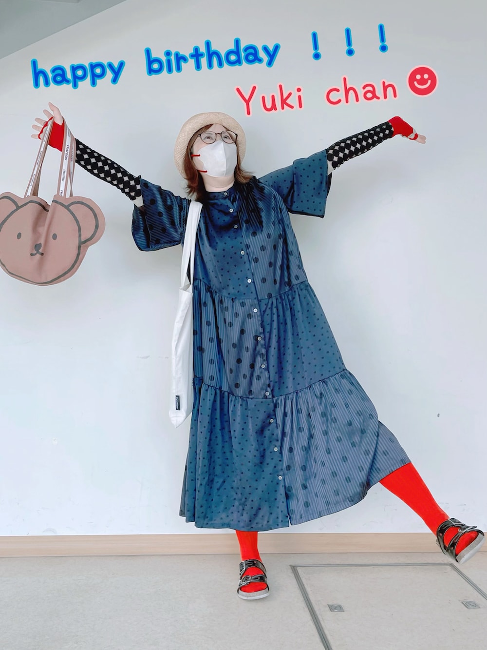 ブルー系のワンピース/ドレス、ブラウン系のトートバッグ、ブラック系のサンダルを着用したレディースの秋コーディネートの3枚目の写真