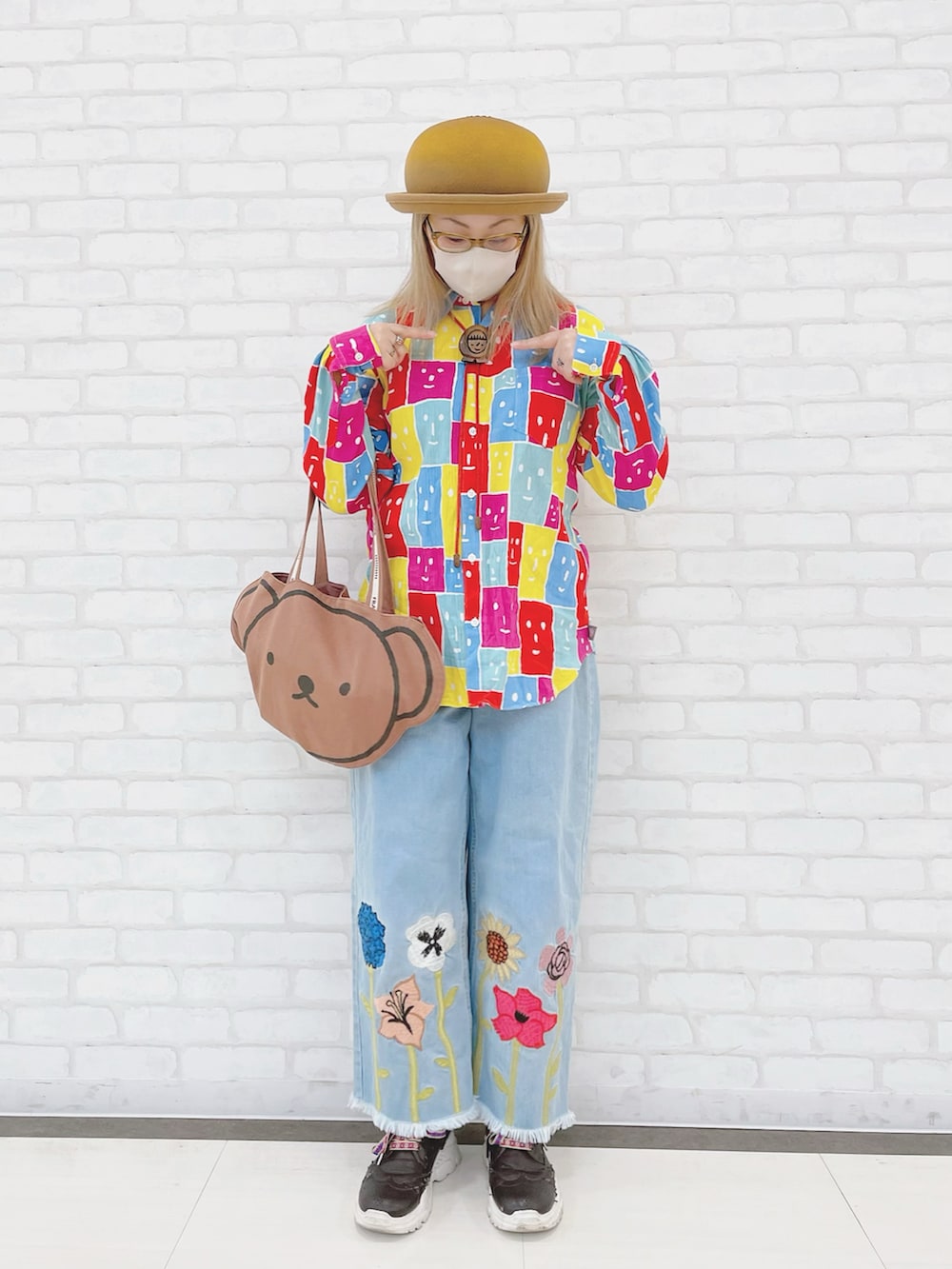 ブルー系のその他パンツ、ブラウン系のトートバッグ、ブラウン系のスニーカーを着用したレディースの秋コーディネートの2枚目の写真