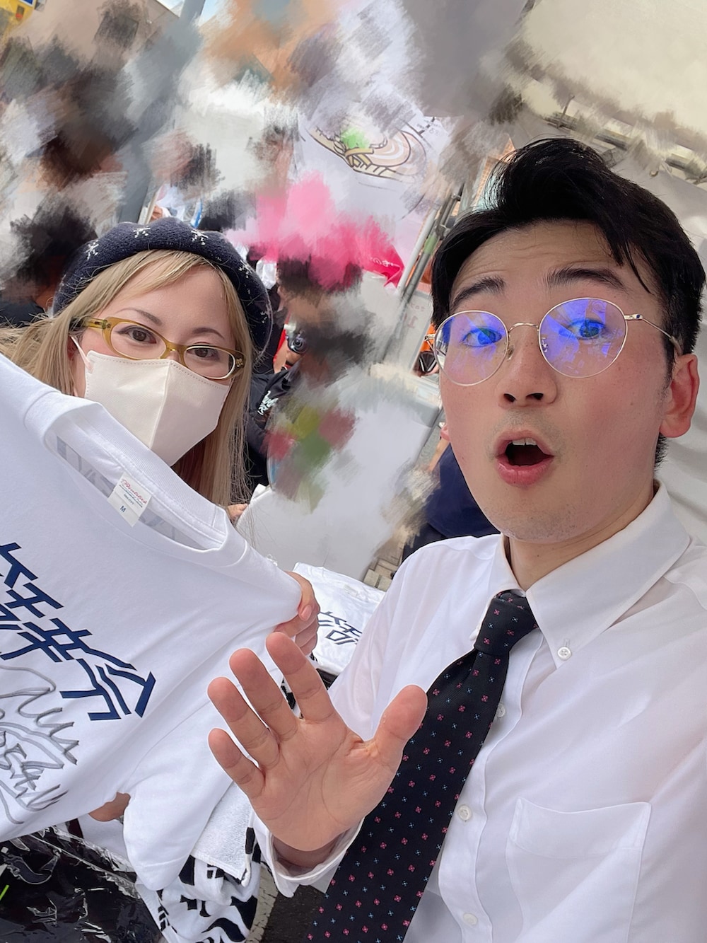 ブルー系のスニーカー、レッド系のワンピース、レッド系のバッグを着用したレディースの秋コーディネートの3枚目の写真