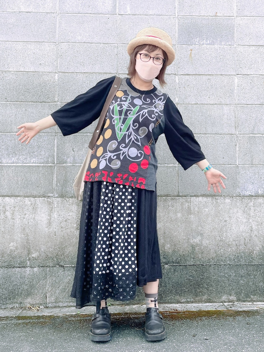 ブラック系のTシャツ/カットソー、グレー系のエコバッグ/サブバッグ、ブラック系のスカートを着用したレディースの夏コーディネートの2枚目の写真