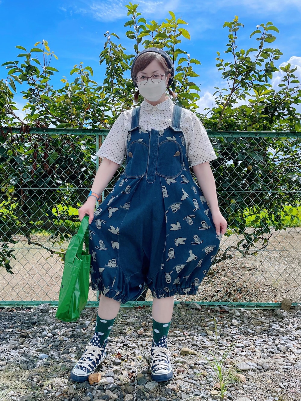 ホワイト系のシャツ/ブラウス、ベージュ系のデニムパンツ、グリーン系のトートバッグを着用したレディースの夏コーディネートの2枚目の写真