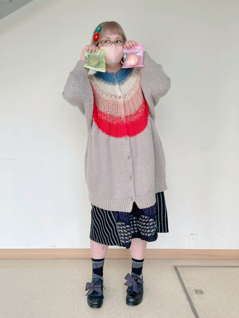 その他のブルゾン、ブラック系のワンピース、ホワイト系のトートバッグを着用したレディースの春コーディネートの2枚目の写真