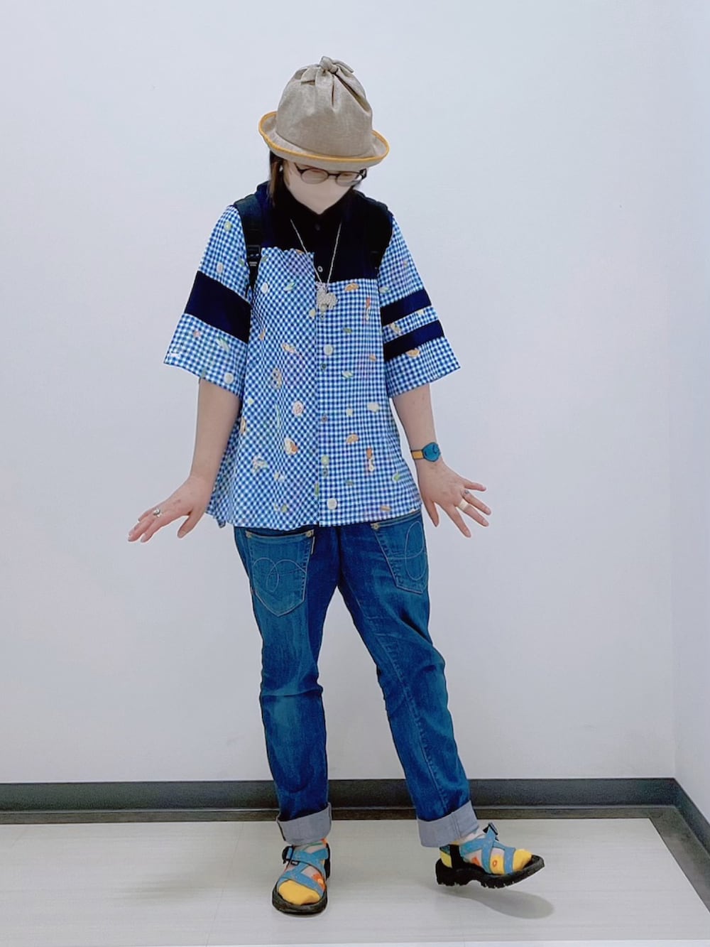 レッド系のトップス、ブルー系のデニムパンツ、ブルー系のシャツ/ブラウスを着用したレディースの夏コーディネートの3枚目の写真