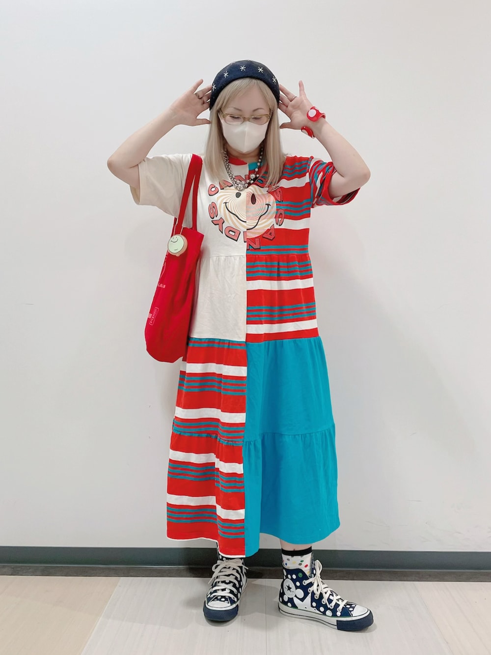 ブルー系のスニーカー、レッド系のワンピース、レッド系のバッグを着用したレディースの秋コーディネートの2枚目の写真