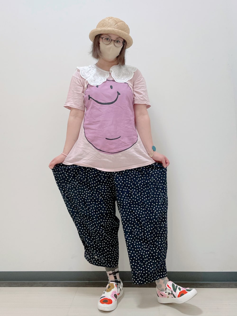 グリーン系のTシャツ/カットソー、ピンク系のTシャツ/カットソー、ブルー系のその他パンツを着用したレディースの秋コーディネートの3枚目の写真