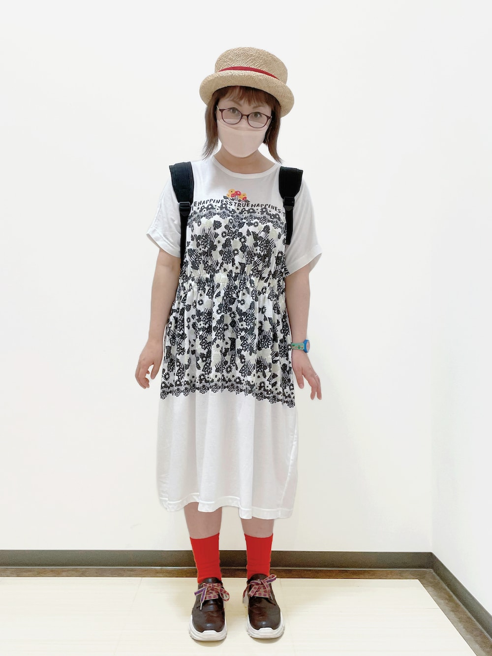 ブラック系のバックパック/リュック、ホワイト系のワンピース、ブラウン系のスニーカーを着用したレディースの夏コーディネートの2枚目の写真