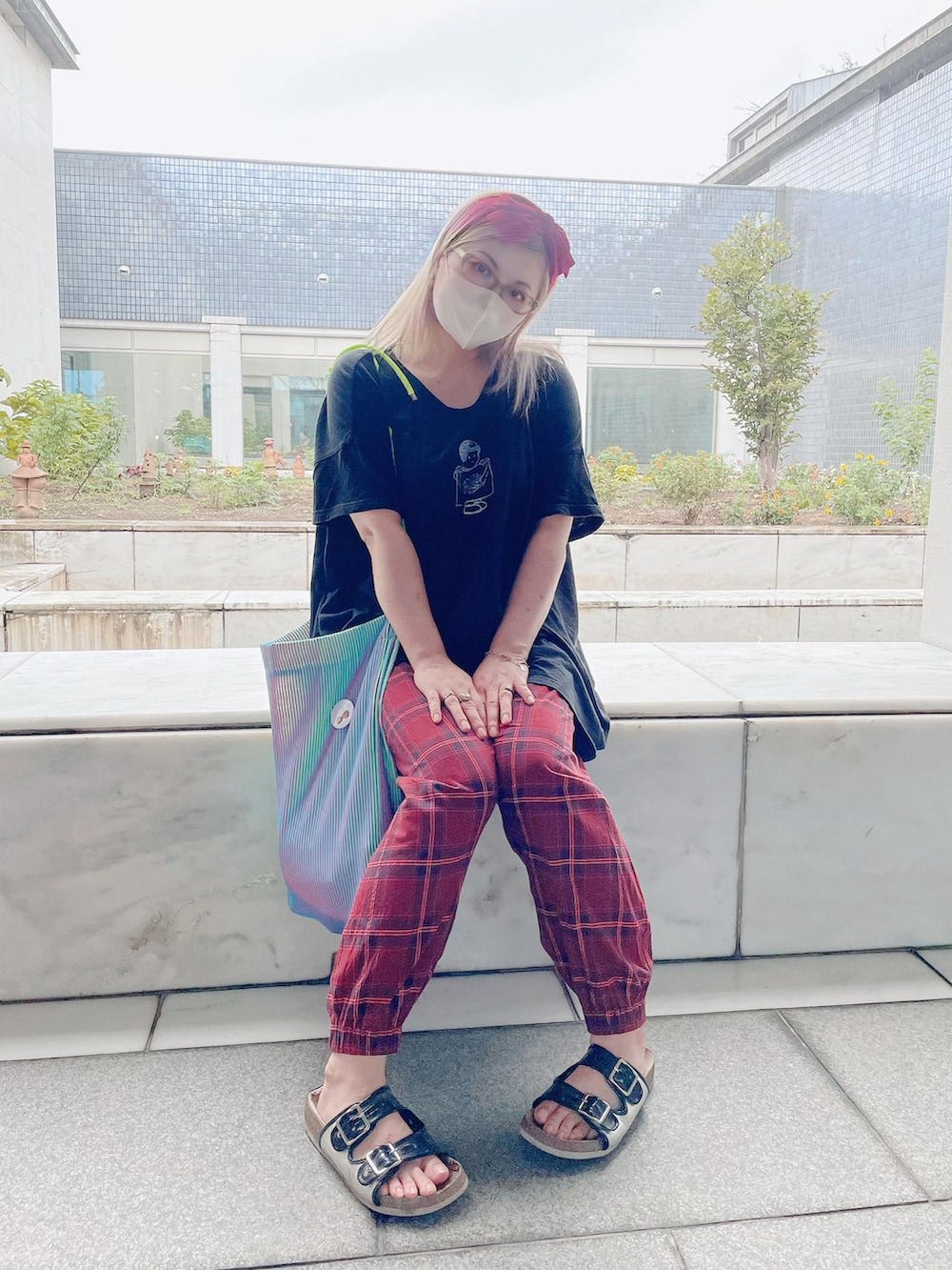 ブルー系のトートバッグ、ブラック系のTシャツ/カットソー、レッド系のその他パンツを着用したレディースの夏コーディネートの2枚目の写真