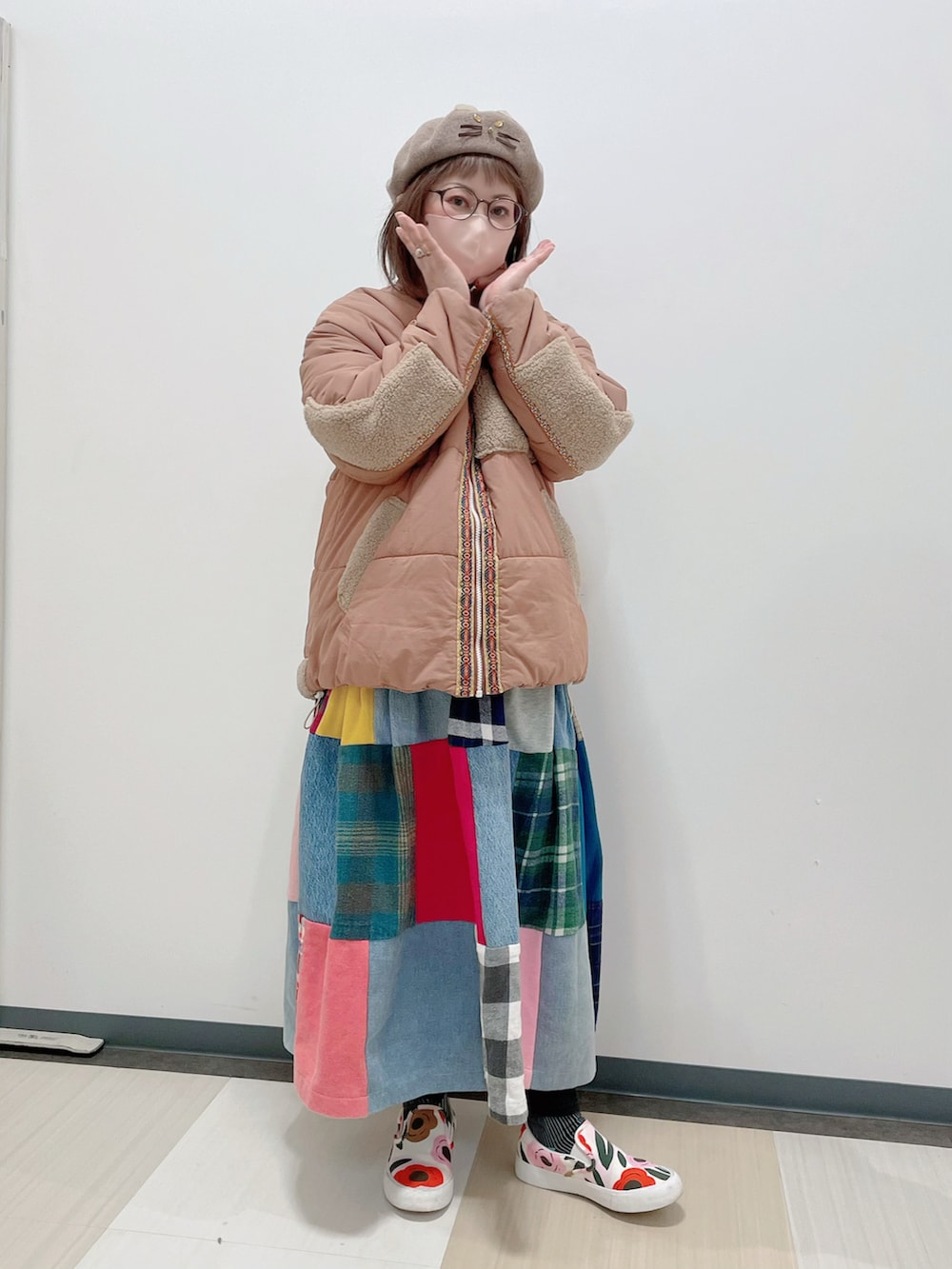 ブラック系のTシャツ/カットソー、レッド系のその他アウター、その他のスカートを着用したレディースの冬コーディネートの2枚目の写真
