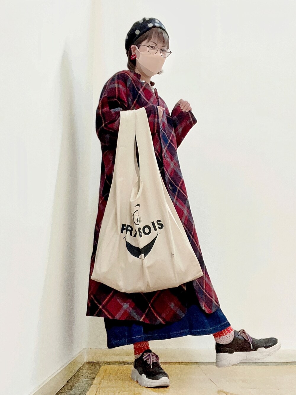 ベージュ系のニット/セーター、レッド系のその他アウター、ホワイト系のエコバッグ/サブバッグを着用したレディースの秋コーディネートの3枚目の写真