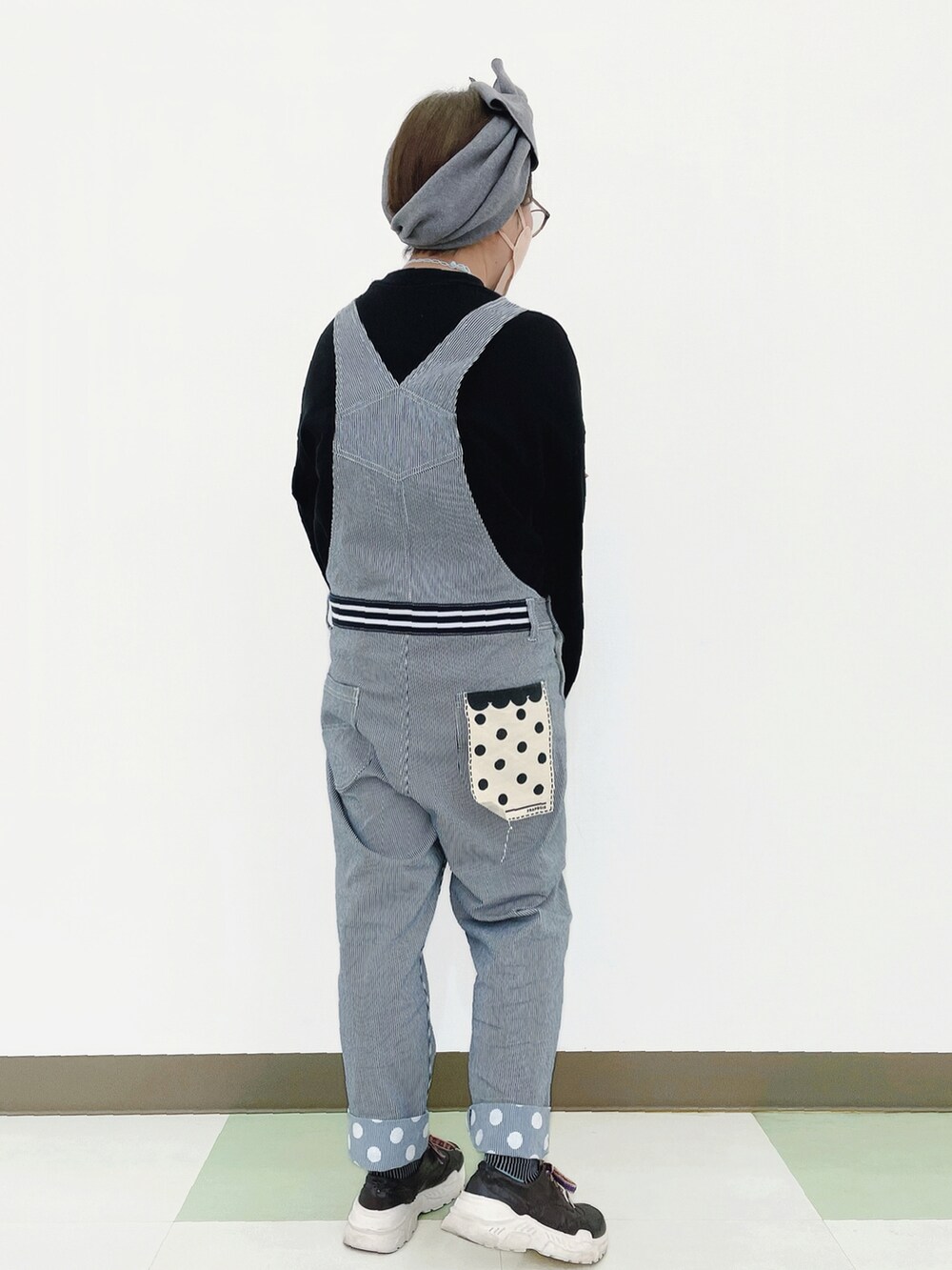 ブラック系のスウェット、その他のサロペット/オーバーオール、ブラウン系のスニーカーを着用したレディースの秋コーディネートの3枚目の写真