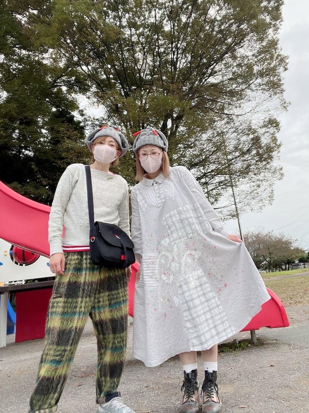 グレー系のワンピース、ブラック系のブーツ、グレー系のニットキャップ/ビーニーを着用したレディースの秋コーディネートの5枚目の写真