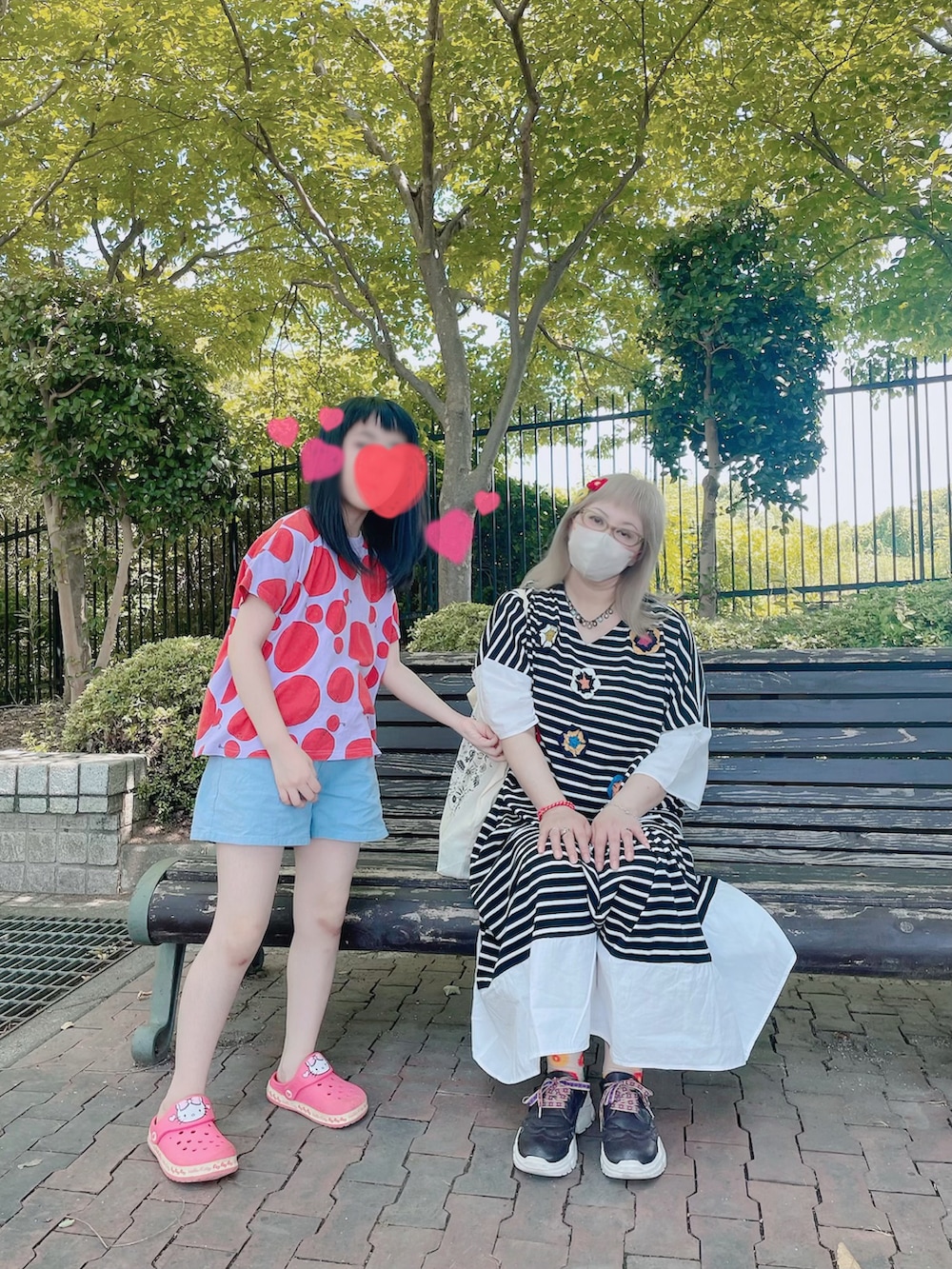 ホワイト系のワンピース、ブラウン系のスニーカー、ホワイト系のトートバッグを着用したレディースの夏コーディネートの2枚目の写真